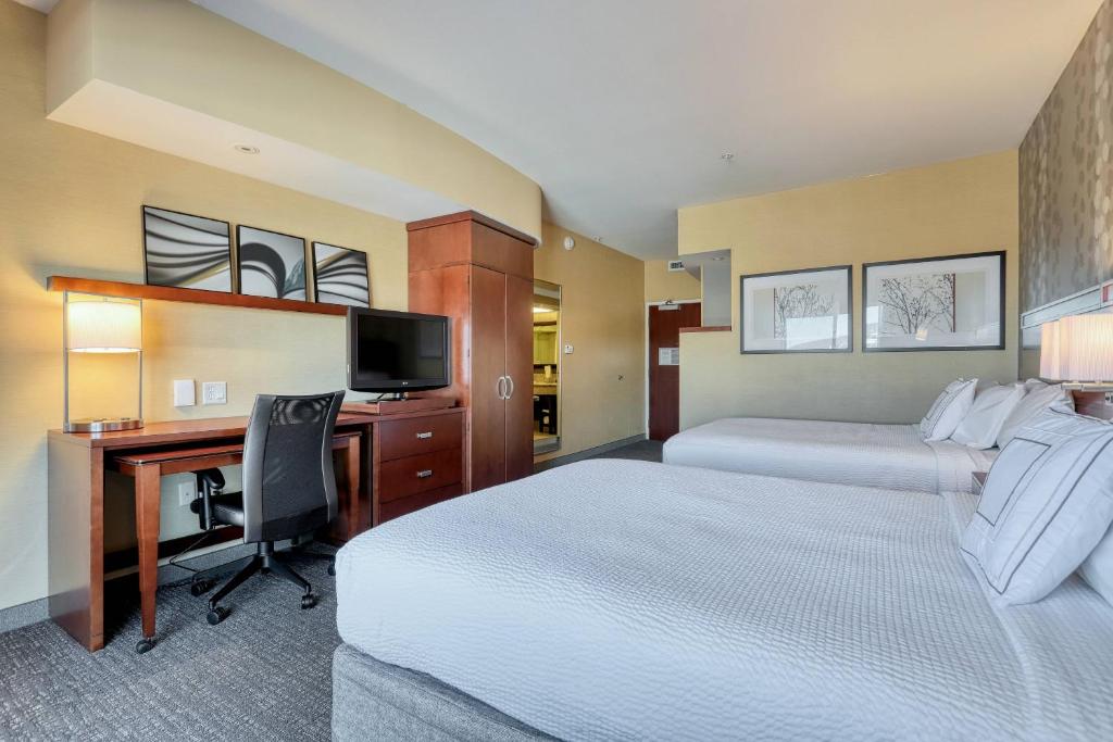 Courtyard by Marriott York - Queen Room With Two Queen Beds And City View