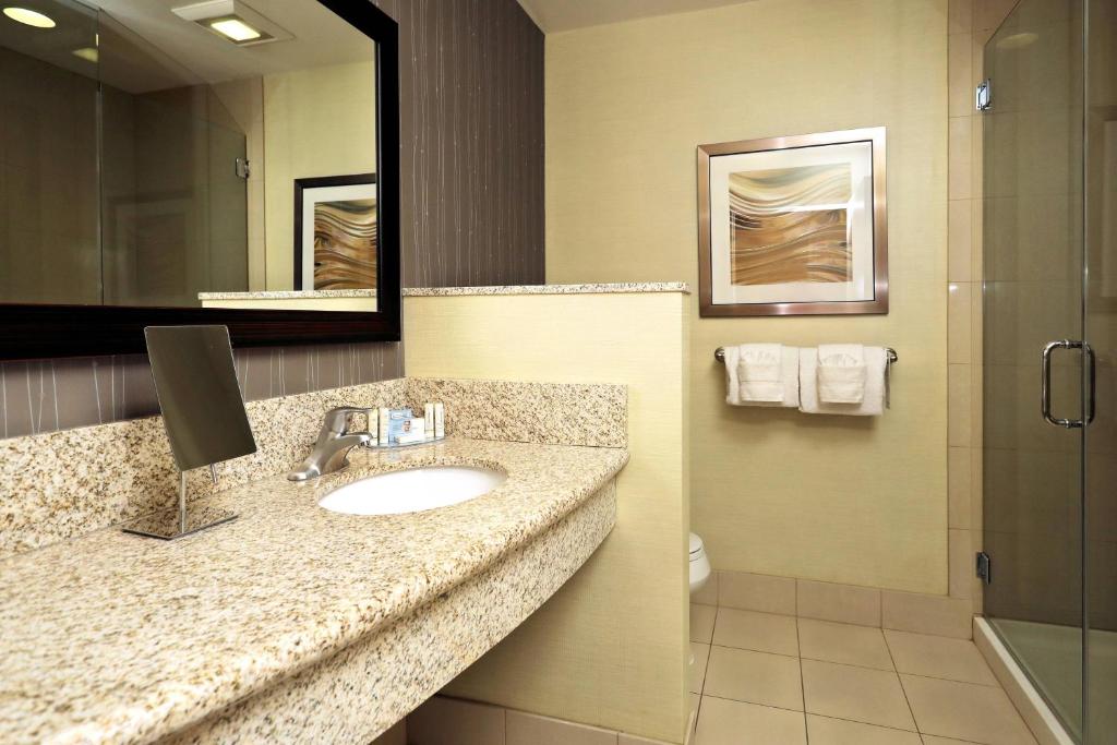 Courtyard by Marriott York - King Room With Sofa Bed And City View