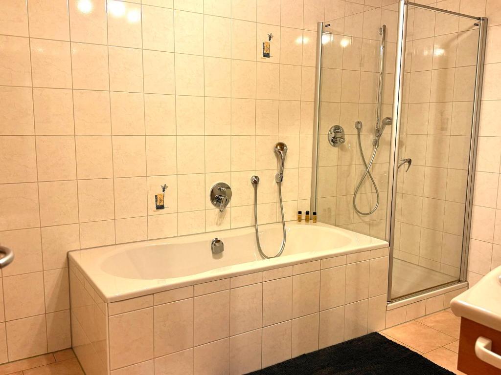 un baño con ducha y bañera en Mb Homes Pfullingen 2, en Pfullingen