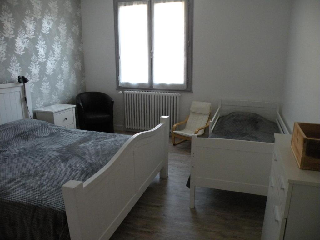 Posteľ alebo postele v izbe v ubytovaní Tulipe, appartement 5 personnes, entre Sancy et Volcans d'Auvergne
