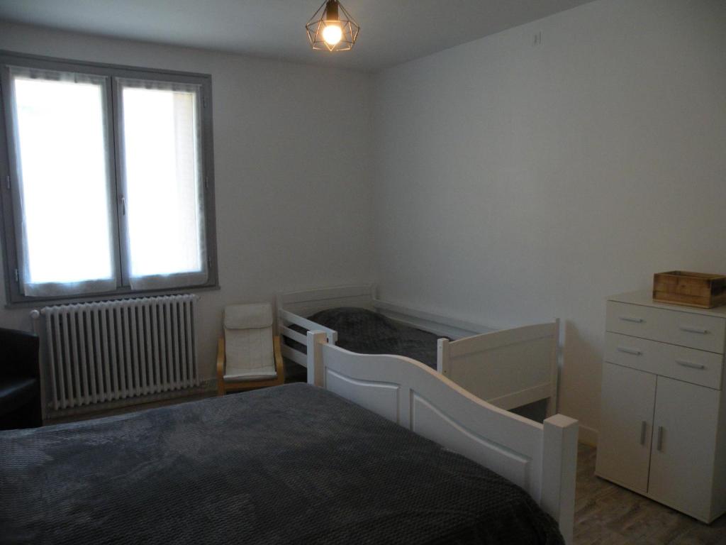 Posteľ alebo postele v izbe v ubytovaní Tulipe, appartement 5 personnes, entre Sancy et Volcans d'Auvergne
