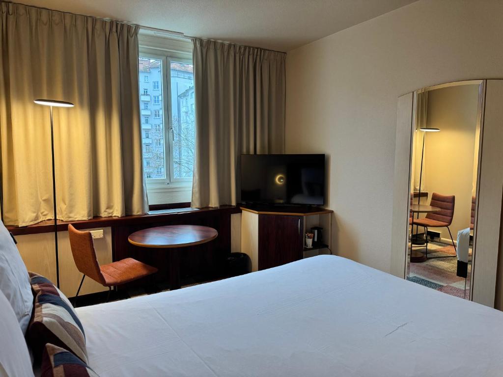TV a/nebo společenská místnost v ubytování Mercure Besancon Parc Micaud - Hotel & Bar