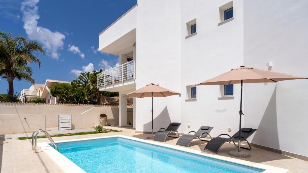 Willa z basenem i 2 parasolami w obiekcie Baia Marzamemi appartamenti Vendicari, Balata, Tonnara, Cortile del Rais w mieście Marzamemi