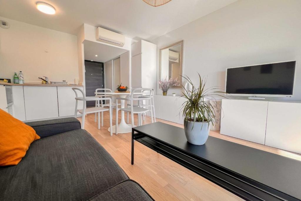 un salon avec un canapé et une table dans l'établissement Ornella - Terrace Wifi Cozy - by TGB, à Ajaccio