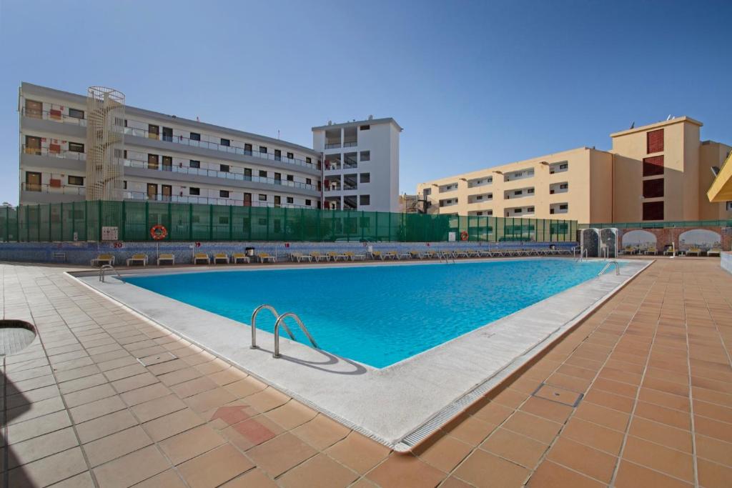 a swimming pool in the middle of a building at El Nido de los Ángeles in Playa del Ingles