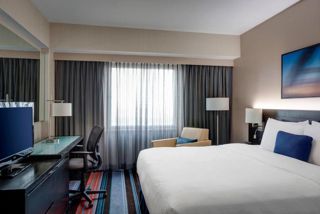 Postel nebo postele na pokoji v ubytování Courtyard by Marriott New York JFK Airport
