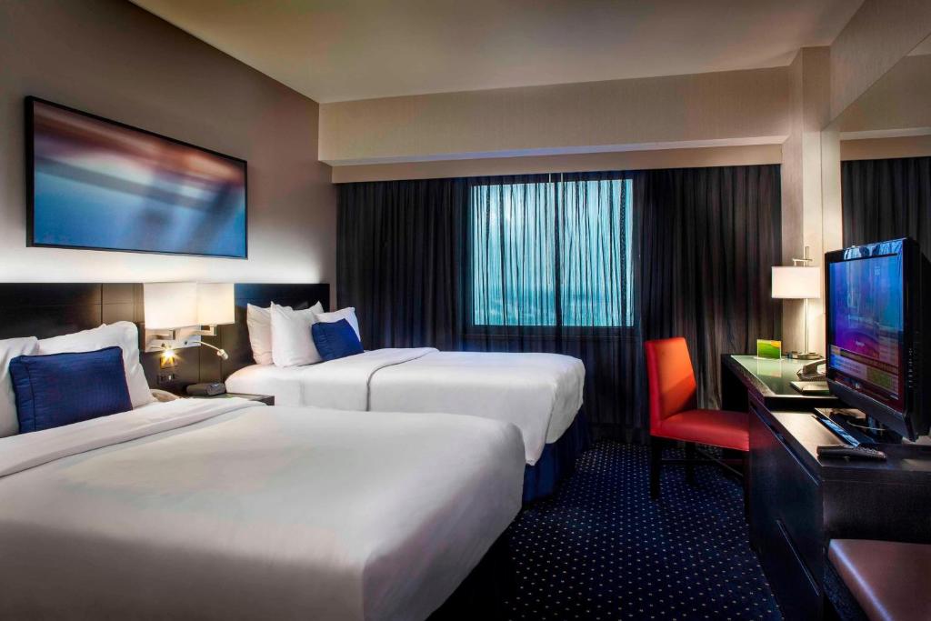 TV a/nebo společenská místnost v ubytování Courtyard by Marriott New York JFK Airport