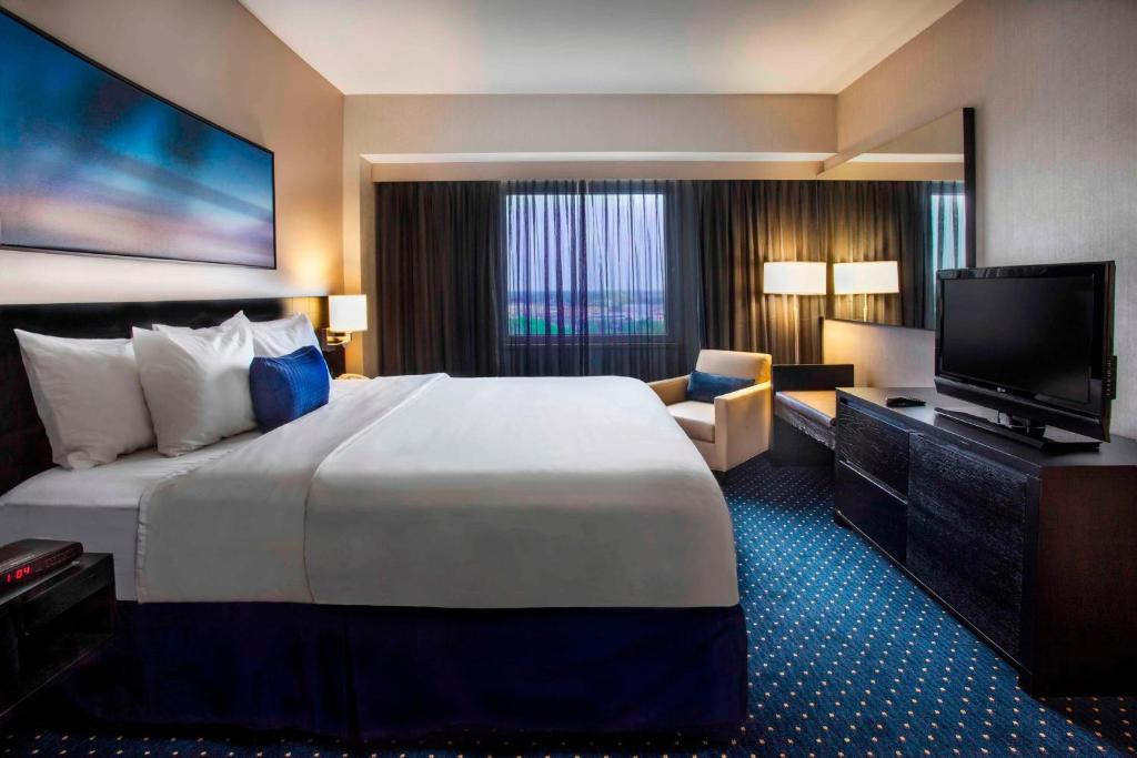 Postel nebo postele na pokoji v ubytování Courtyard by Marriott New York JFK Airport