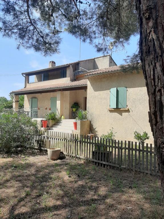 a house with a fence in front of it at Appartement avec grand jardin et parking, Uzès in Uzès