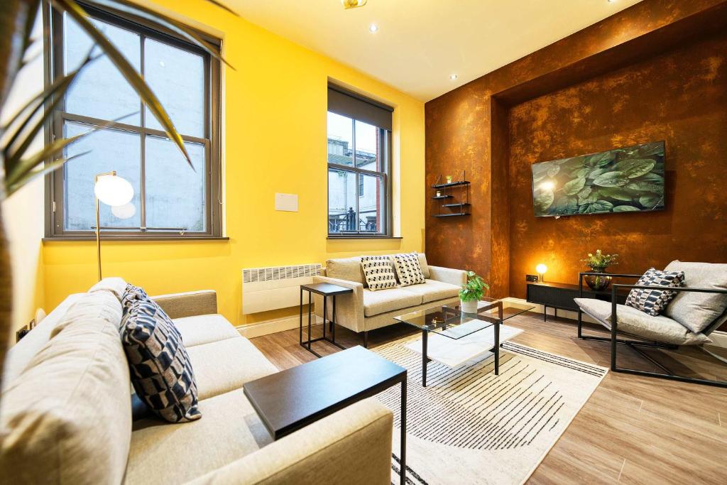 Hotel Stunning Central Station 2 Bed Apartment B4, a living room with a couch and a table at Stunning Central Station 2 Bed Apartment B4 in Glasgow