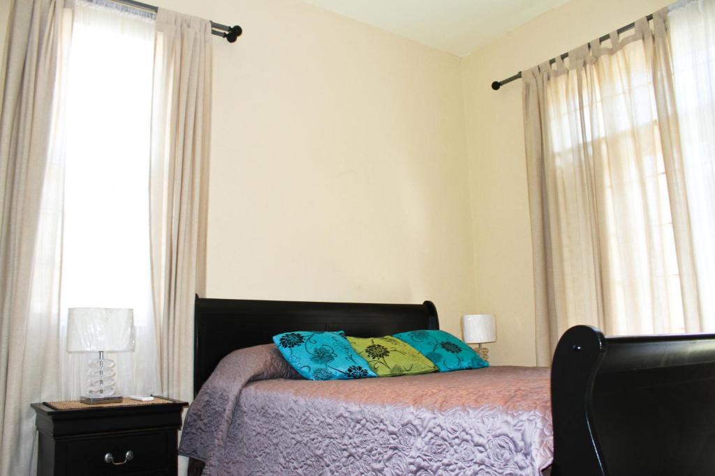 Postel nebo postele na pokoji v ubytování Eclipse Suite Guest Apartment