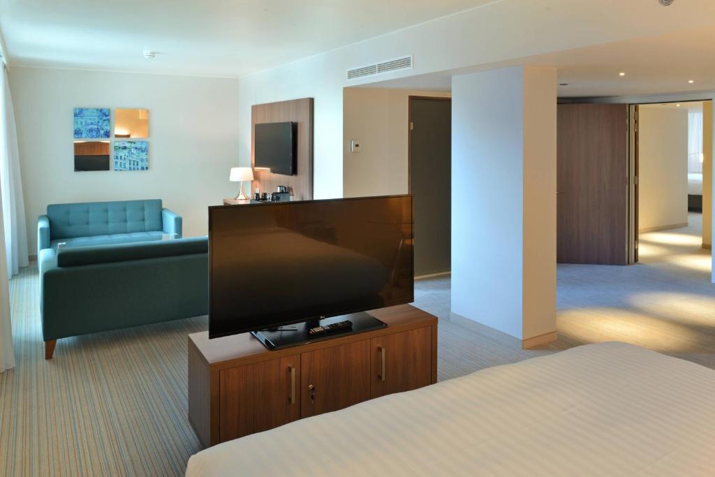 TV a/nebo společenská místnost v ubytování Courtyard by Marriott Brussels EU