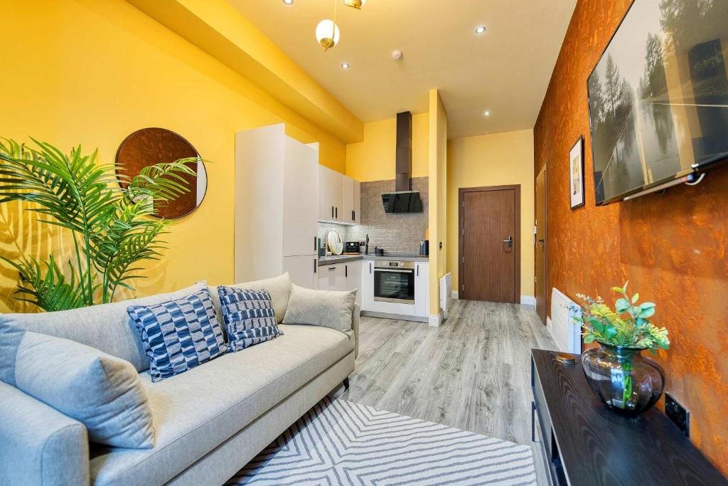 Hotel Smart Central Station 1 Bed Apartment B11, a living room with a couch and a kitchen at Smart Central Station 1 Bed Apartment B11 in Glasgow