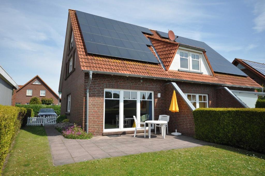 a house with a solar panel on the roof at Nr 46 - Ferienhaus Mühlenblick Nähe Museumshafen in Carolinensiel