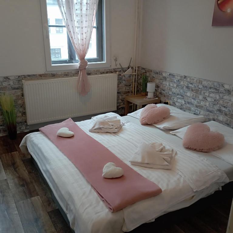 Postel nebo postele na pokoji v ubytování Penzion Jáchymov Pod Lanovkou