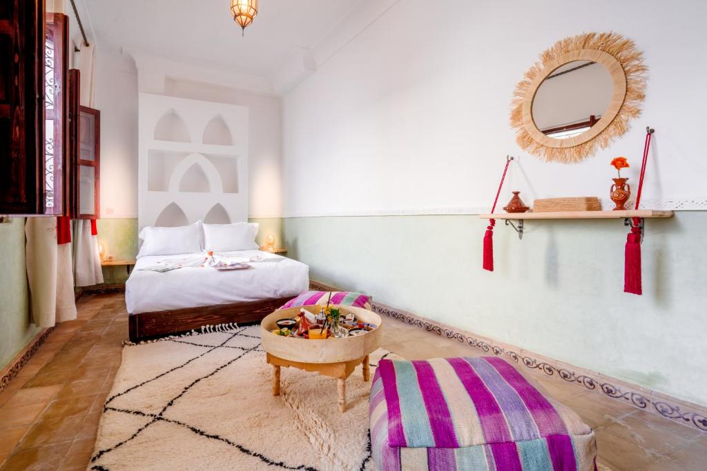 Postel nebo postele na pokoji v ubytování Riad Les Etoiles Berberes & SPA