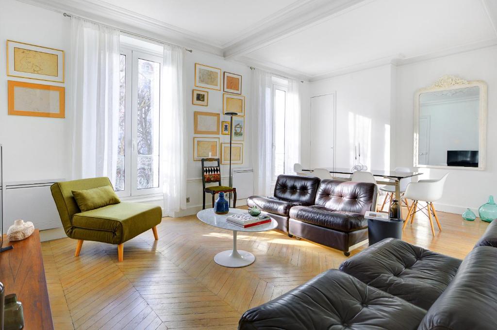 - un salon avec un canapé et des fauteuils en cuir dans l'établissement Lumineux Place du Commerce, à Paris