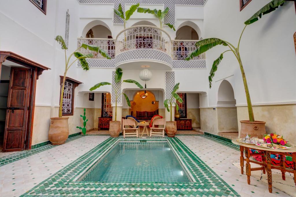 Bazén v ubytování Riad Les Etoiles Berberes & SPA nebo v jeho okolí