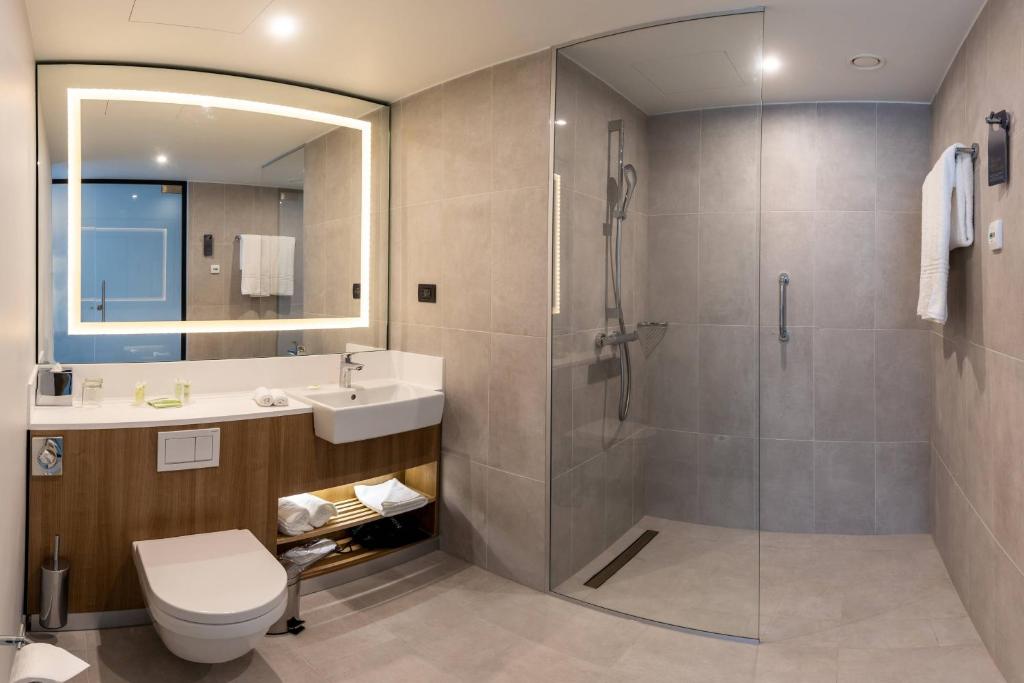 Koupelna v ubytování Courtyard by Marriott Bucharest Floreasca