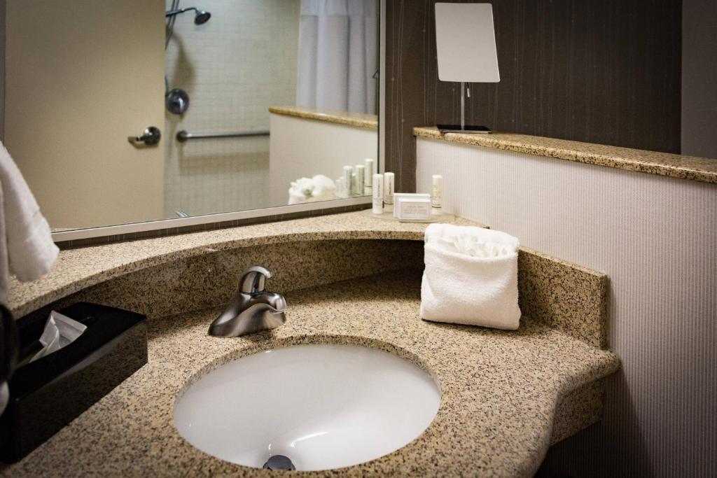 Courtyard by Marriott Norman - Habitación King Con Sofá Cama