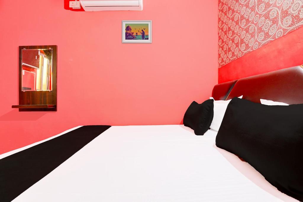 Postel nebo postele na pokoji v ubytování Hotel O Rewansh in