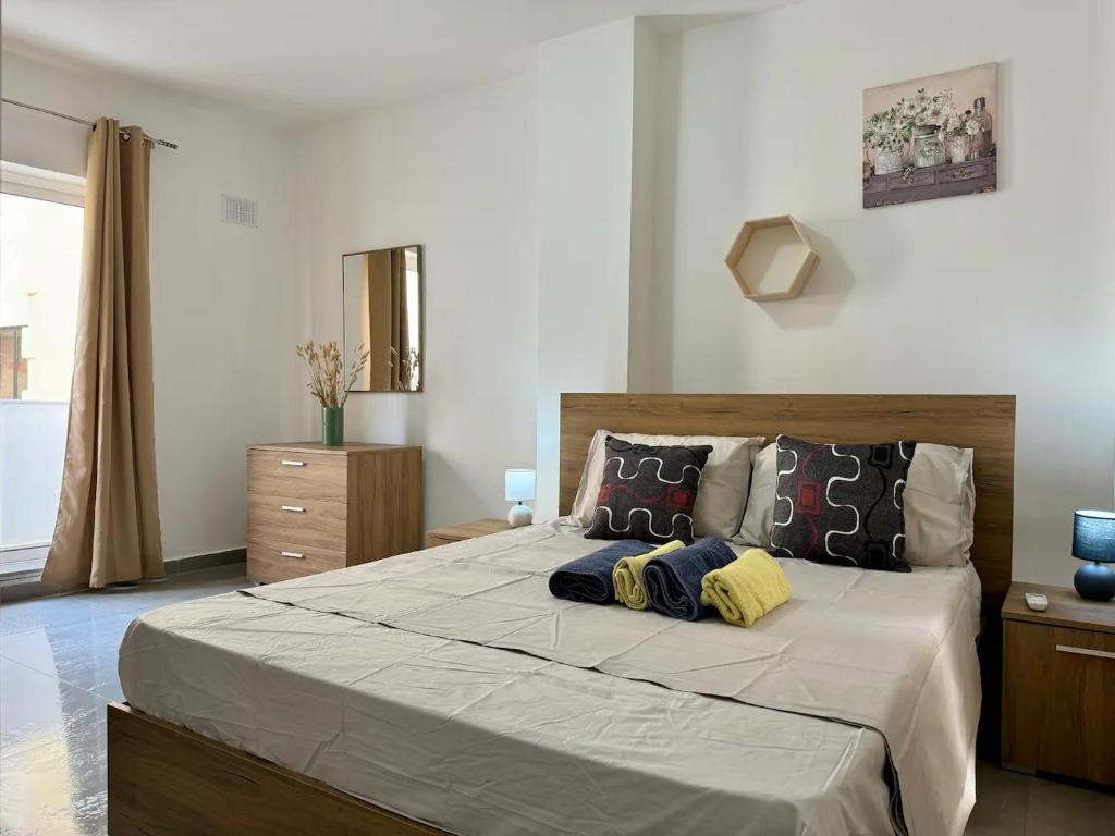 Postel nebo postele na pokoji v ubytování MIVE-Delux Three Bedroom Apartment in Marsaskala