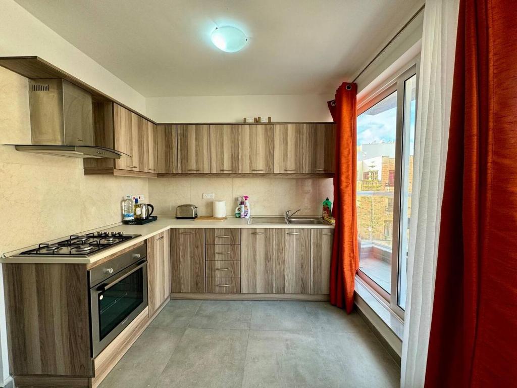 Kuchyň nebo kuchyňský kout v ubytování MIVE-Delux Three Bedroom Apartment in Marsaskala
