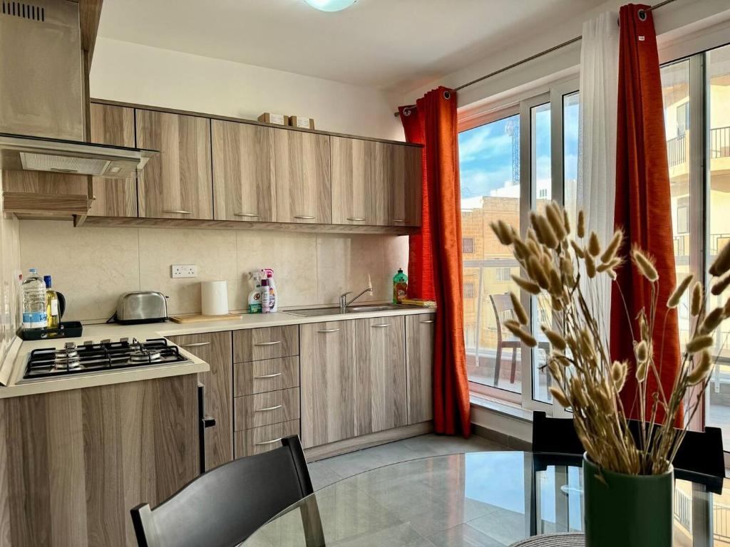 Kuchyň nebo kuchyňský kout v ubytování MIVE-Delux Three Bedroom Apartment in Marsaskala