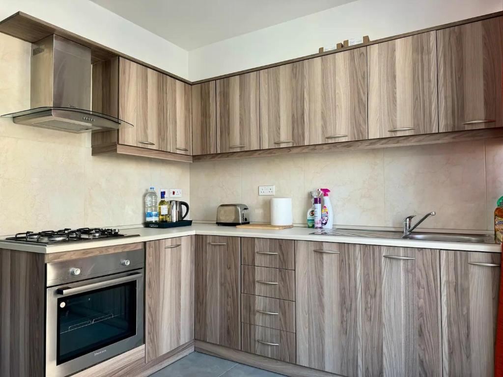 Kuchyň nebo kuchyňský kout v ubytování MIVE-Delux Three Bedroom Apartment in Marsaskala