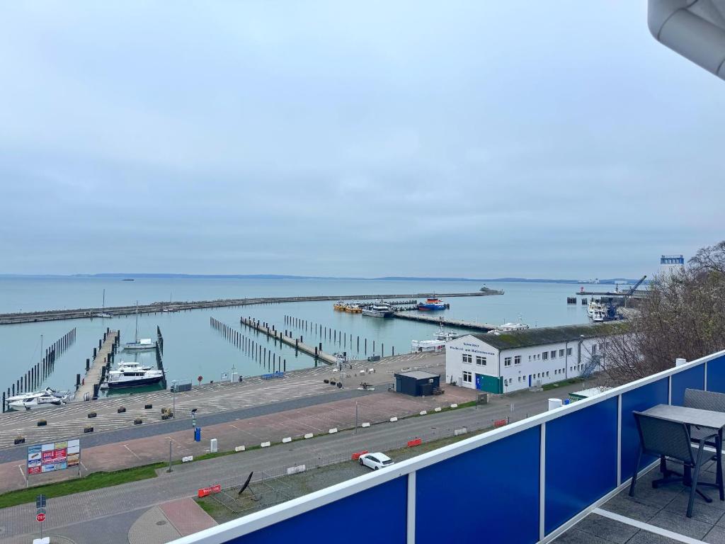 Meerblickappartement mit Kamin في ساسنيتز: منظر للمرسى من شرفة مبنى