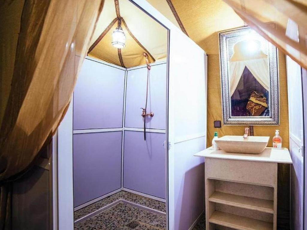 Koupelna v ubytování Zahra Luxury Desert Camp