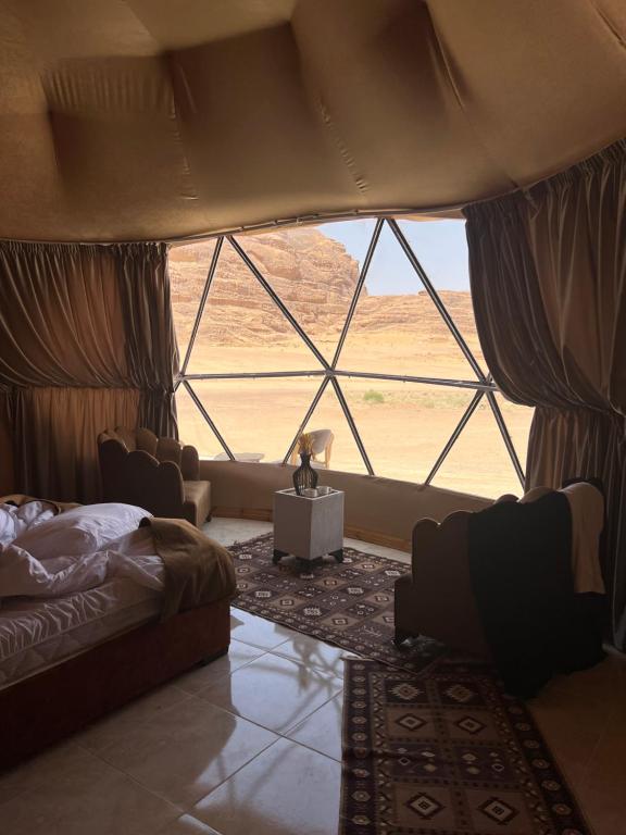 Ένα ή περισσότερα κρεβάτια σε δωμάτιο στο RADISSON lUXURY RUM CAMP