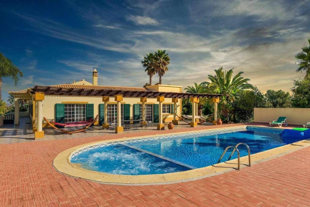 une piscine devant une maison dans l'établissement Quinta Amoreira - Adults Only - LGBT friendly, à Poço Partido