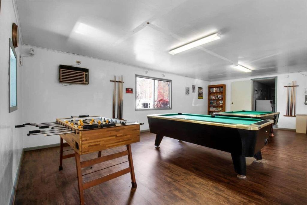 Biliár nebo kulečník v ubytování Pet Friendly Cabin in Gatlinburg