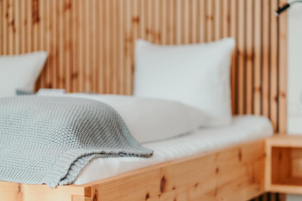 Postel nebo postele na pokoji v ubytování Hotel-Gasthof Der Wiesengrund