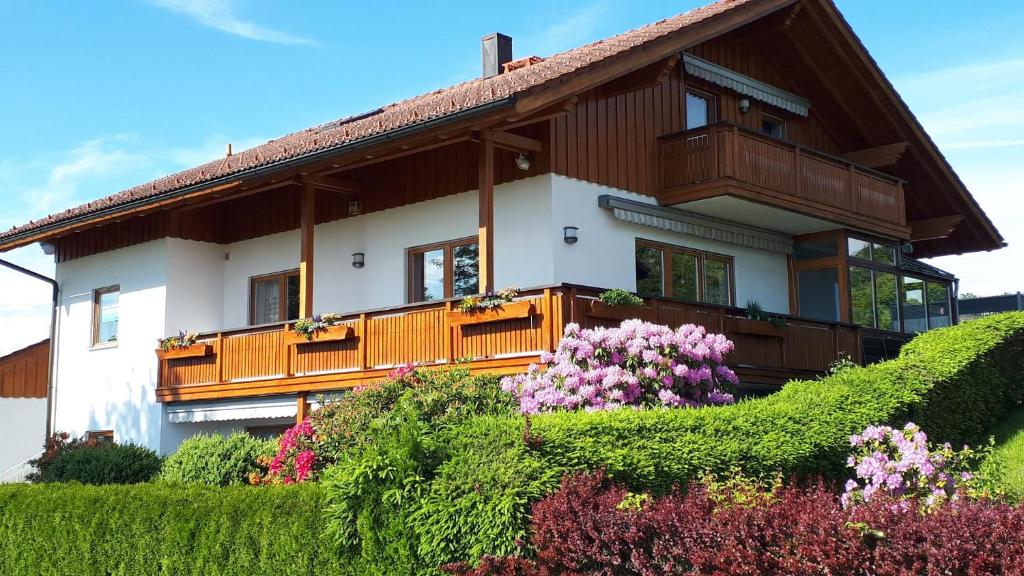 Casa con balcón y algunas flores en FW Scheifele, en Zwiesel