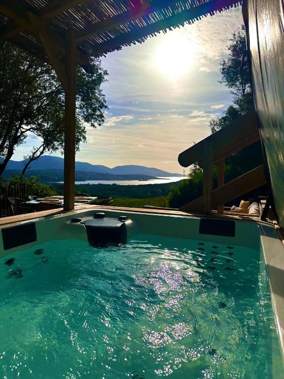 une piscine avec vue sur l'eau dans l'établissement BERGERIE A Murta, Domaine de l Ogliastru, à Olmeto
