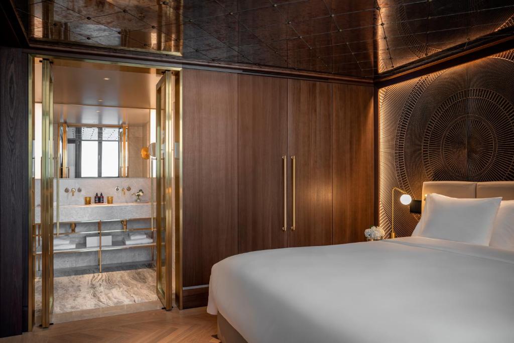 
Almanac Suite with Parkview
