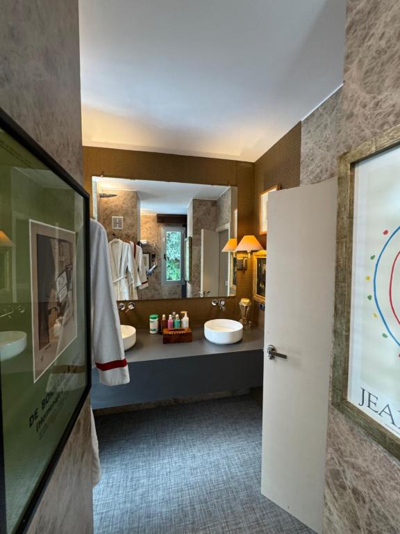 a bathroom with two sinks and a large mirror at Marbella Boutique Art suites in Marbella