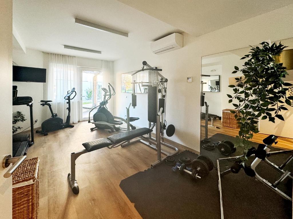 Posilňovňa alebo fitness centrum v ubytovaní DORMERO SeHo Graz
