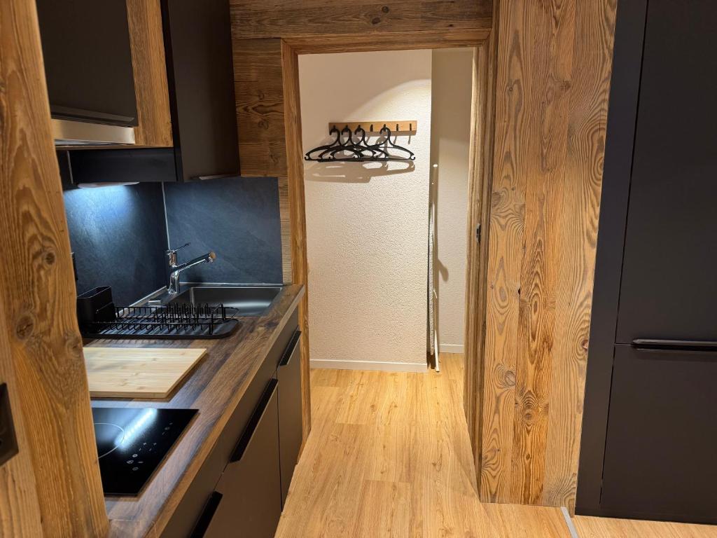 Kuchyň nebo kuchyňský kout v ubytování Studio rénové au centre de Saas-Fee