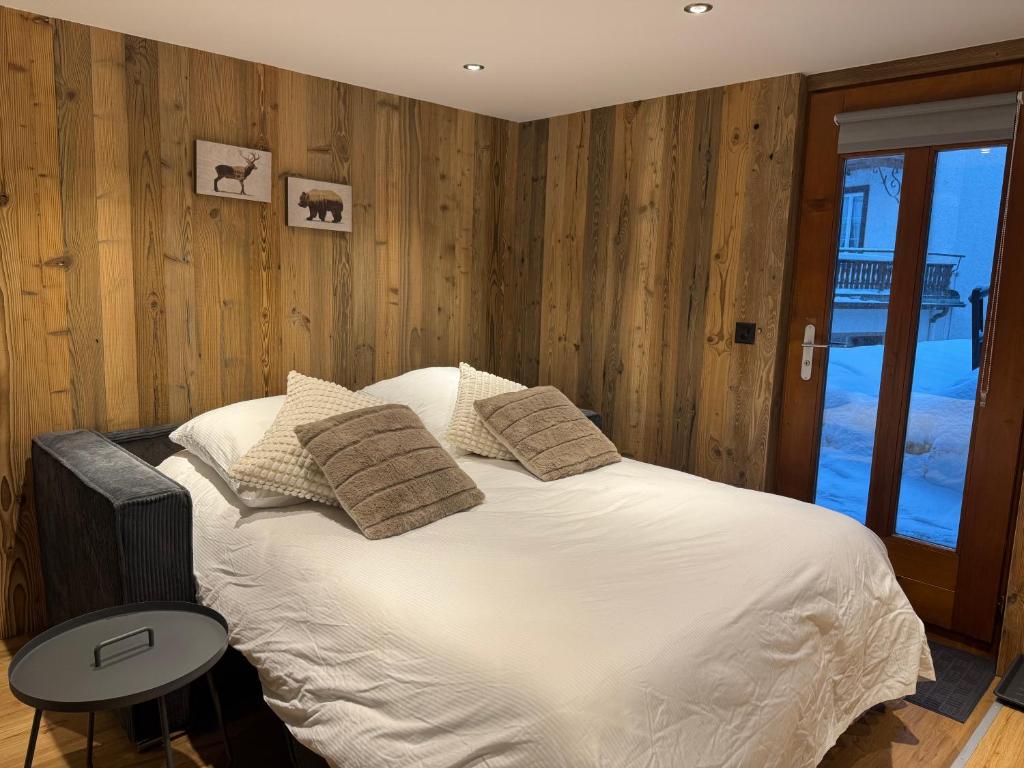 Postel nebo postele na pokoji v ubytování Studio rénové au centre de Saas-Fee