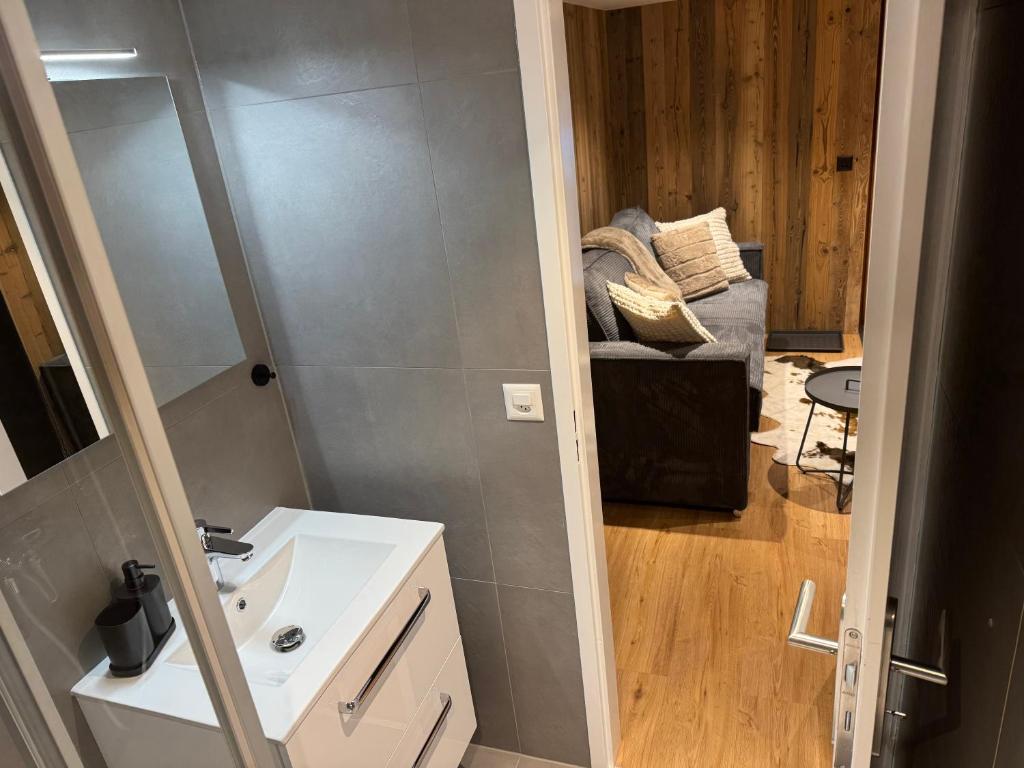 Koupelna v ubytování Studio rénové au centre de Saas-Fee