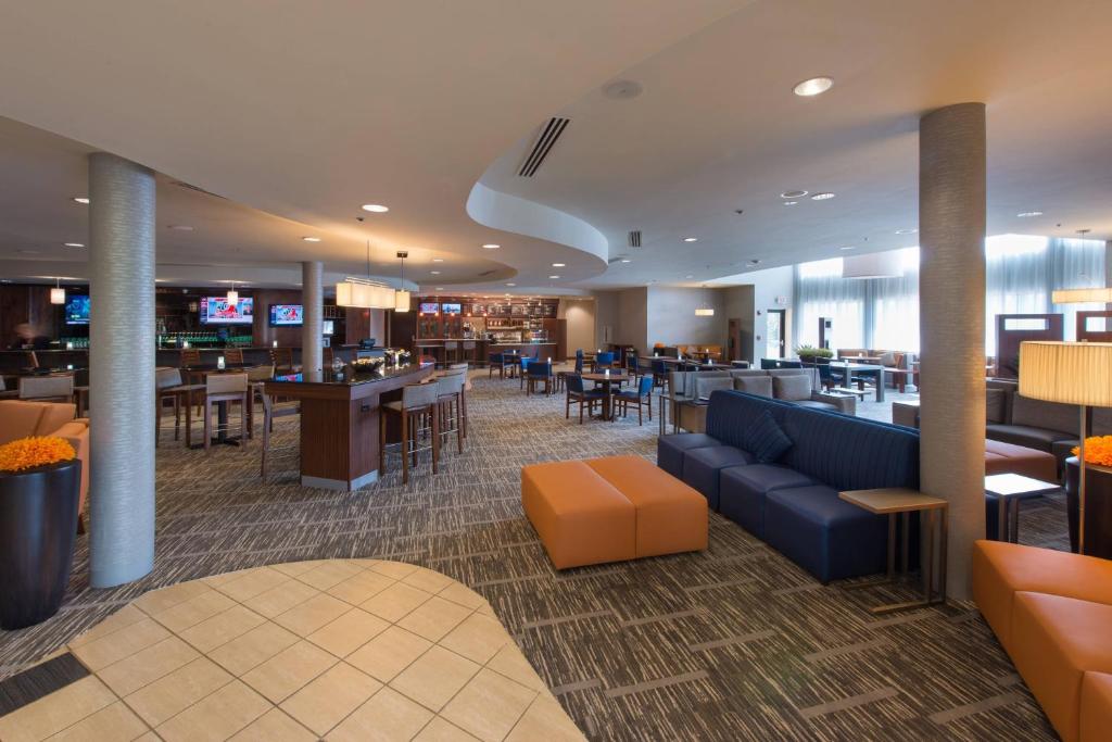 Un vestíbulo de un hotel con mesas y sillas. en Courtyard by Marriott Canton, en North Canton