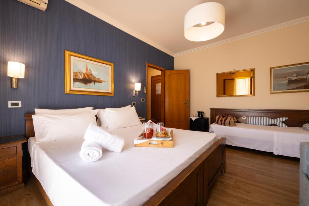 Postel nebo postele na pokoji v ubytování Hotel Capanna d'Oro