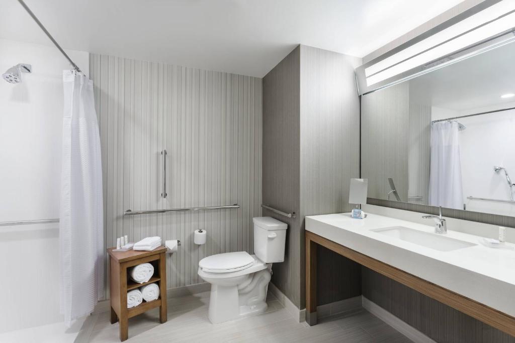 Koupelna v ubytování Courtyard by Marriott Ruston