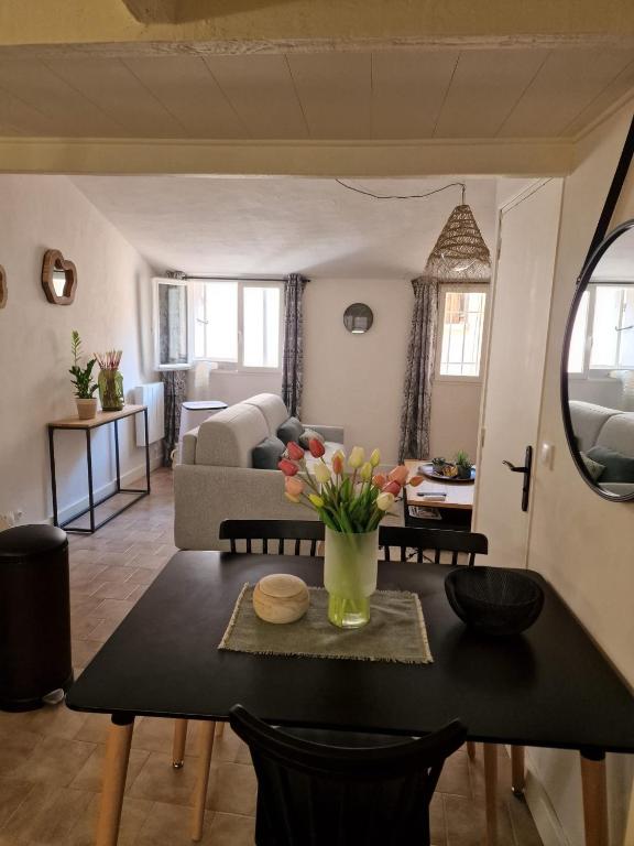 un salon avec une table et un canapé dans l'établissement Joli Appart Climatisé Hyper Calme Quartier Mairie, à Aix-en-Provence