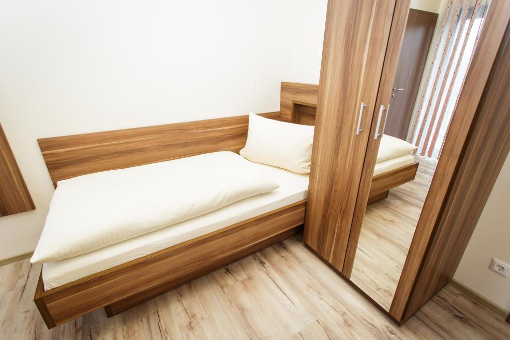 Postel nebo postele na pokoji v ubytování Bayrischer Hof