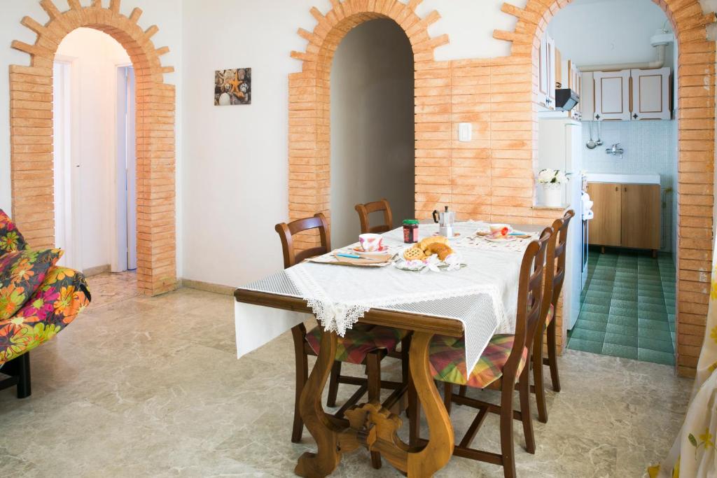 Ein Restaurant oder anderes Speiselokal in der Unterkunft Edera Attico Pineto Vacanza 