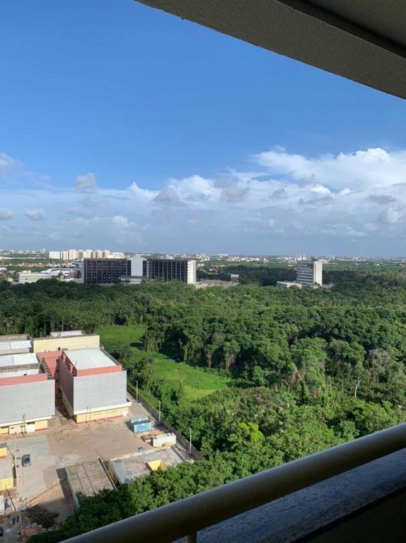 uitzicht op een stad met gebouwen en bomen bij Apartamento Renascença in São Luís